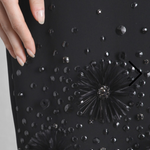 Abito a tubino in cady con pietre e piume sul fondo Tg 36