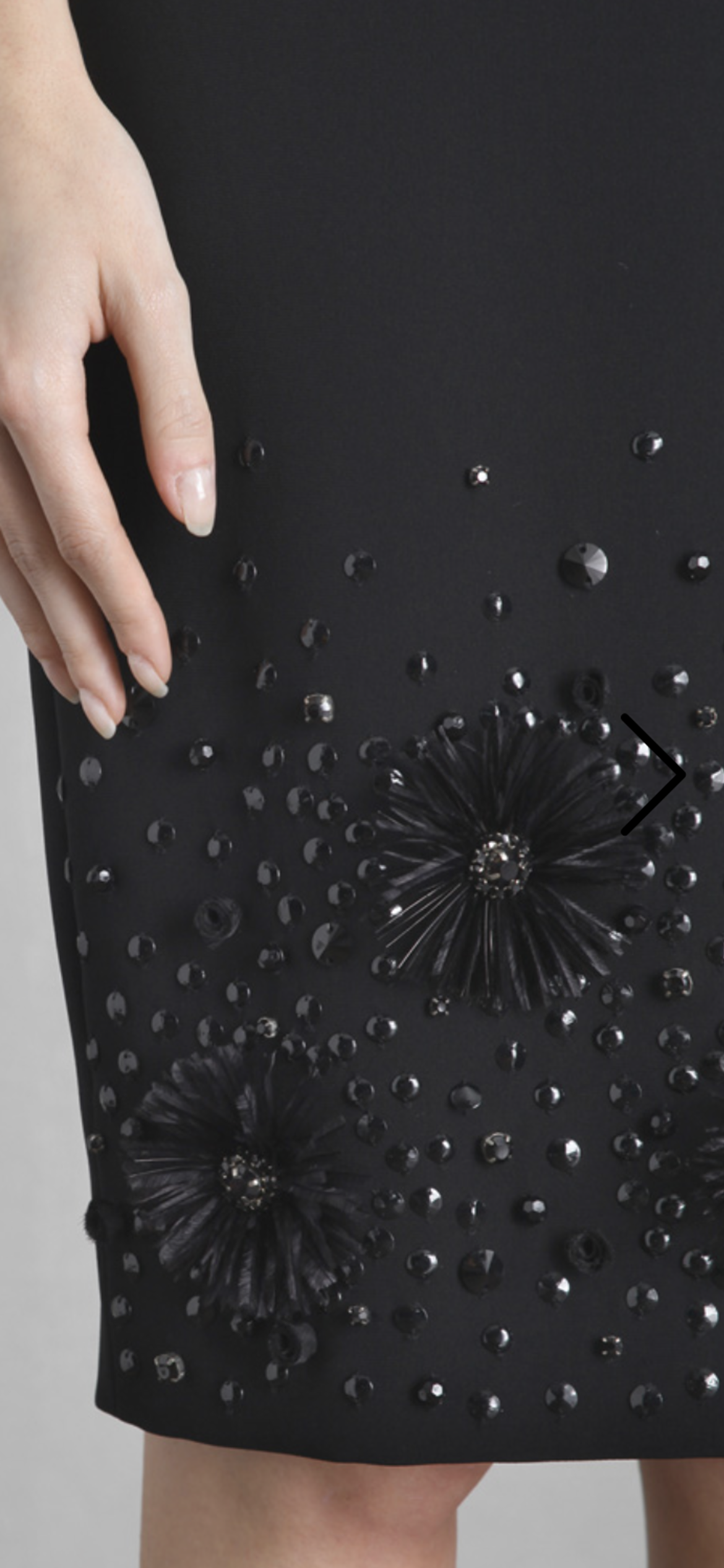 Abito a tubino in cady con pietre e piume sul fondo Tg 36