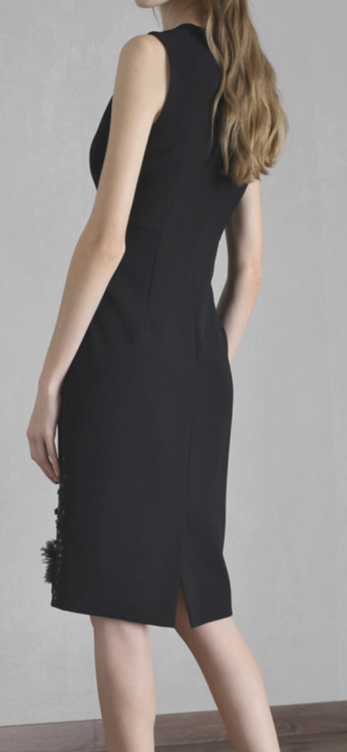 Abito a tubino in cady con pietre e piume sul fondo Tg 36