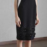 Abito a tubino in cady con pietre e piume sul fondo Tg 36