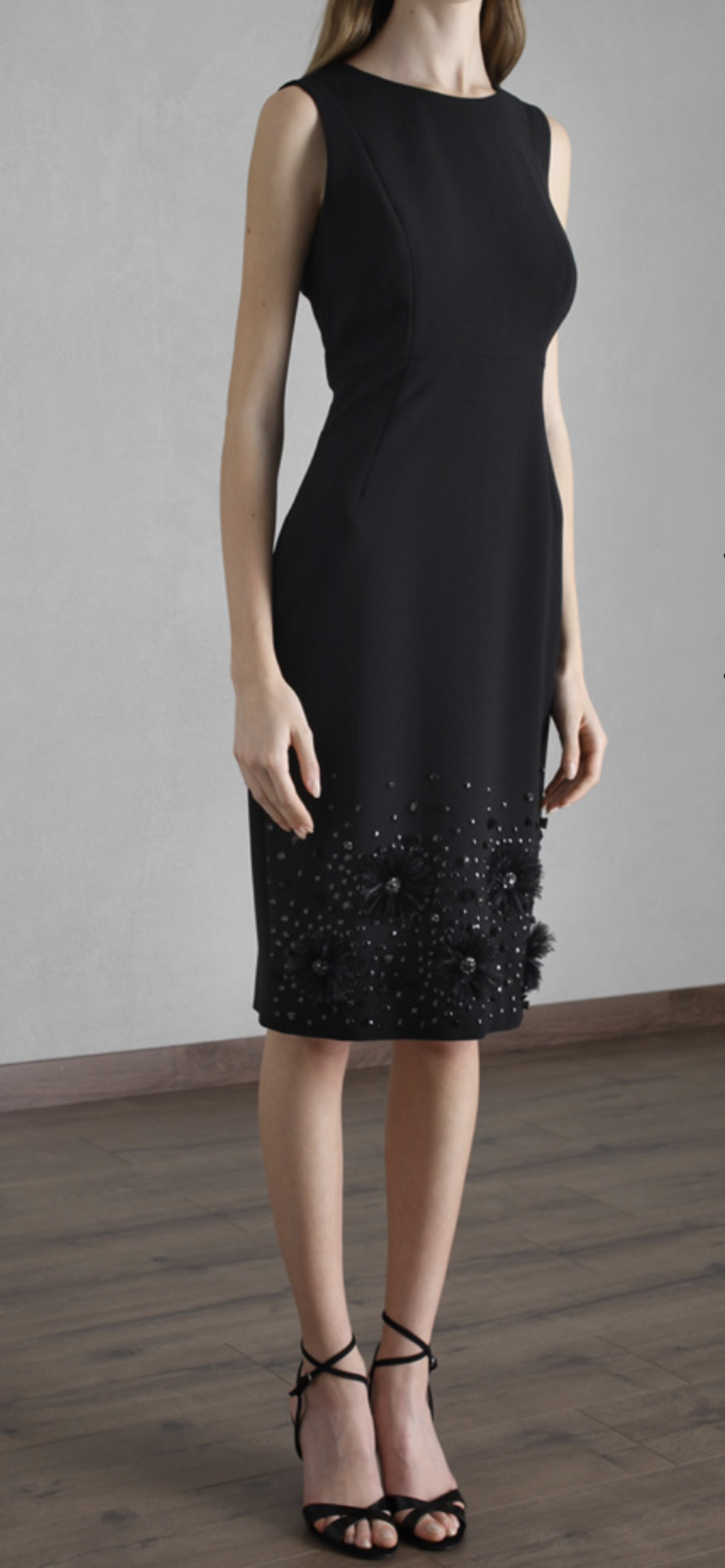 Abito a tubino in cady con pietre e piume sul fondo Tg 36