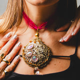 Collana realizzata con maxi conchiglia , pietre e strass, cordino in seta