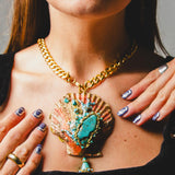 Collana realizzata con maxi conchiglia rossa , pietre e perle azzurre, catena dorata