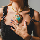 Collana realizzata con maxi conchiglia rossa , pietre e perle azzurre, catena dorata