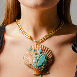 Collana realizzata con maxi conchiglia rossa , pietre e perle azzurre, catena dorata
