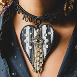 118 Collana 100% Handmade con passamaneria nera e ciondolo a cuore piatto grande con occhio- in pelle a righe bianca e nera