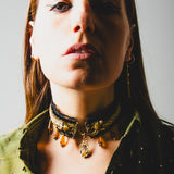 121 Collana chocker 100% Handmade con passamaneria nera e oro e pendente centrale