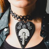 124 Collana 100% Handmade con passamaneria nera e cuore centrale in pelle nera con croce argento