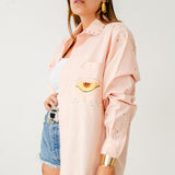 133 Camicia vintage rosa taglio maschile YSL con dipinto sulla schiena  TG L/XL - occhio e serpenti con strass