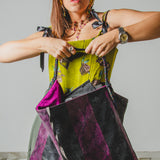 13 - NOMAD PURPLE NOIR – Borsa Media Reversibile in Pelle Stampa Serpente Nero e Viola e Pelle Grigio Metallizzato a Pois