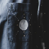 144 Camicia blu gessata  taglio maschile YSL con dipinto sulla schiena  TG L serpenti attorcigliati con strass