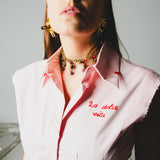 197 Camicia La Dolce Vita – Camicia rosa senza maniche con ricamo a mano