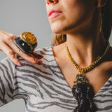 Collana 100% Handmade con cornetto ricamato a mano su jaquard nero e catena in acciaio inossidabile dorata