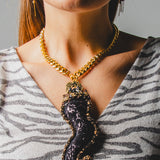 Collana 100% Handmade con cornetto ricamato a mano su jaquard nero e catena in acciaio inossidabile dorata