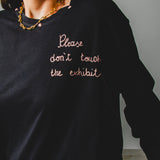 20 - Maglia oversize nera a maniche lunghe in cotone XXXL ricamata a mano PLEASE DON’T TOUCH THE EXHIBITS