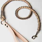 21 - PET À PORTER – SAND & LILAC | Guinzaglio in paracord intrecciato beige e marrone con maniglia in BioThane | 108 cm