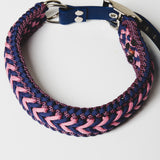 17 - PET À PORTER – BLUE & PINK BRAID | Collare intrecciato in Paracord e Biothane blu e rosa | 51–56 cm