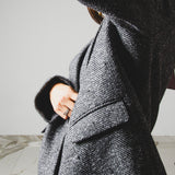 23 - Giacca NORA Sartoriale Donna Oversize in Lana Vergine  – Modello Scatoletta Le Peg spinata grigia con strass neri