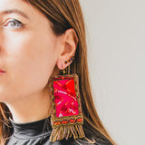 Orecchini ricamati a mano con perline e passamanerie fucsia e arancio