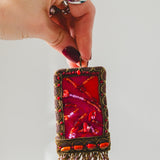 Orecchini ricamati a mano con perline e passamanerie fucsia e arancio