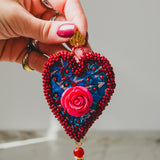 Orecchini a cuore  ricamati a mano con perline e rose rosse e azzurre