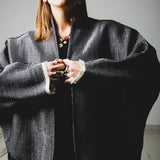 31 CAPPOTTO KOMOREBI CON FANTASIA BIANCA E NERA IN TESSUTO EFFETTO PAGLIA E TASCHE A CONTRASTO NERE