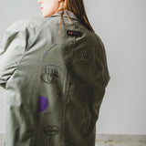 Trench vintage upcycling grigio con manica reglan e strass argento con illustrazione dipinta a mano