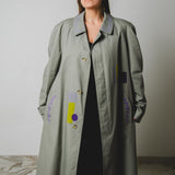 Trench vintage upcycling grigio con manica reglan e strass argento con illustrazione dipinta a mano