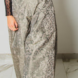 38 - Pantalone palazzo NICOLE  sartoriale in taffetà effetto rigido fantasia animalier astratta