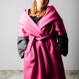 CAPPOTTO WRAP IN LANA ROSA BUBBLE CON MANICA A CONTRASTO GRIGIA