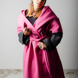 CAPPOTTO WRAP IN LANA ROSA BUBBLE CON MANICA A CONTRASTO GRIGIA