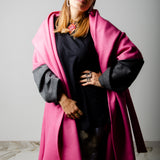 CAPPOTTO WRAP IN LANA ROSA BUBBLE CON MANICA A CONTRASTO GRIGIA