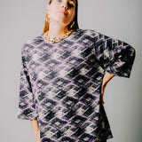 Top  in maglina modello con fantasia geometrica in lurex bianco,nero e viola