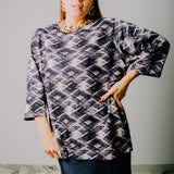 Top  in maglina modello con fantasia geometrica in lurex bianco,nero e viola