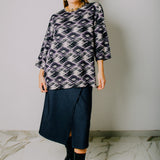 Top  in maglina modello con fantasia geometrica in lurex bianco,nero e viola