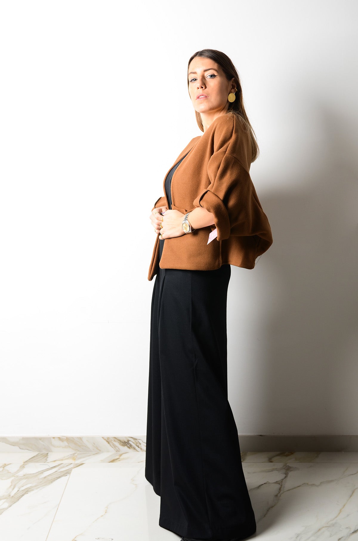 NATALINA - Giacca corta sartoriale in lana spessa, marrone.