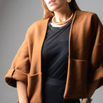 NATALINA - Giacca corta sartoriale in lana spessa, marrone.
