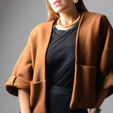 NATALINA - Giacca corta sartoriale in lana spessa, marrone.