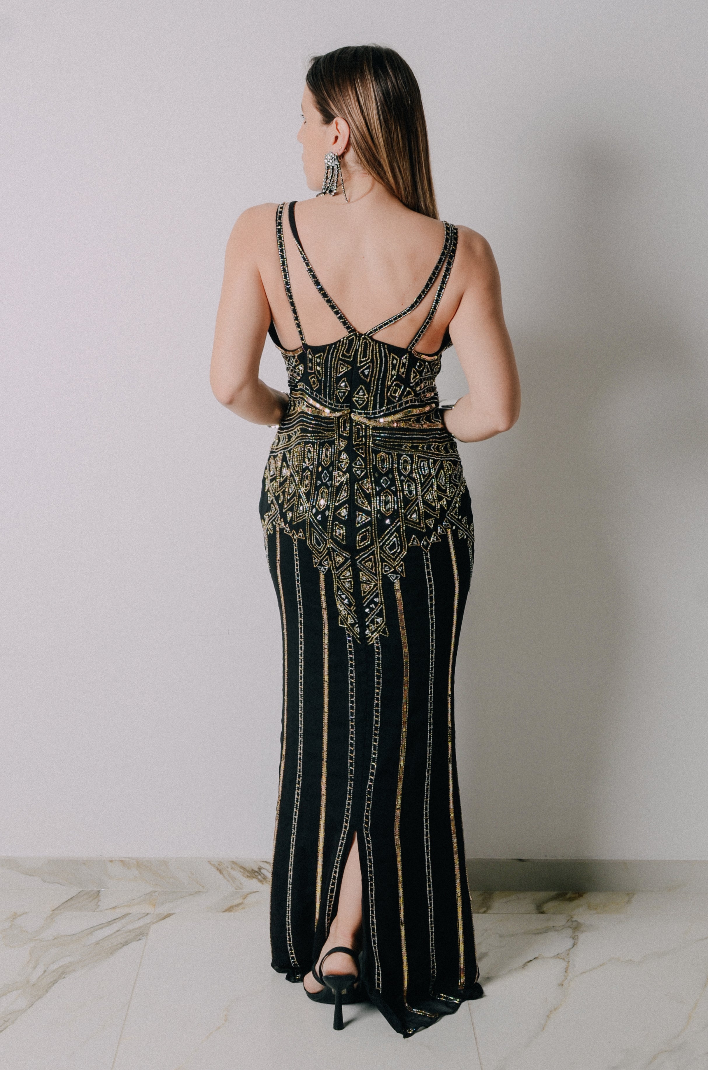 Vestito lungo decorato con spalline sottili, color oro e nero tg42
