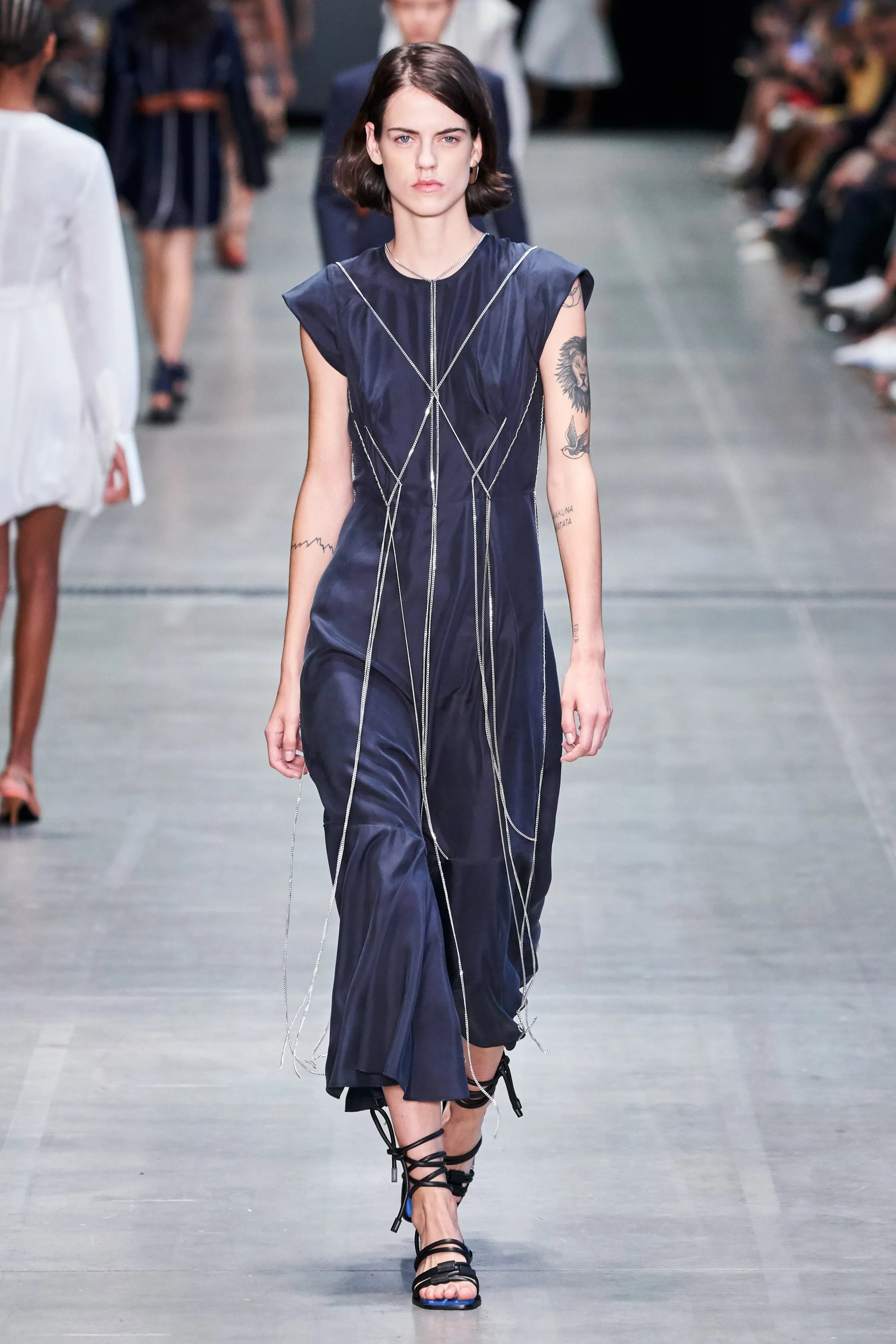Abito in crêpe di seta con catene metalliche Tg 48