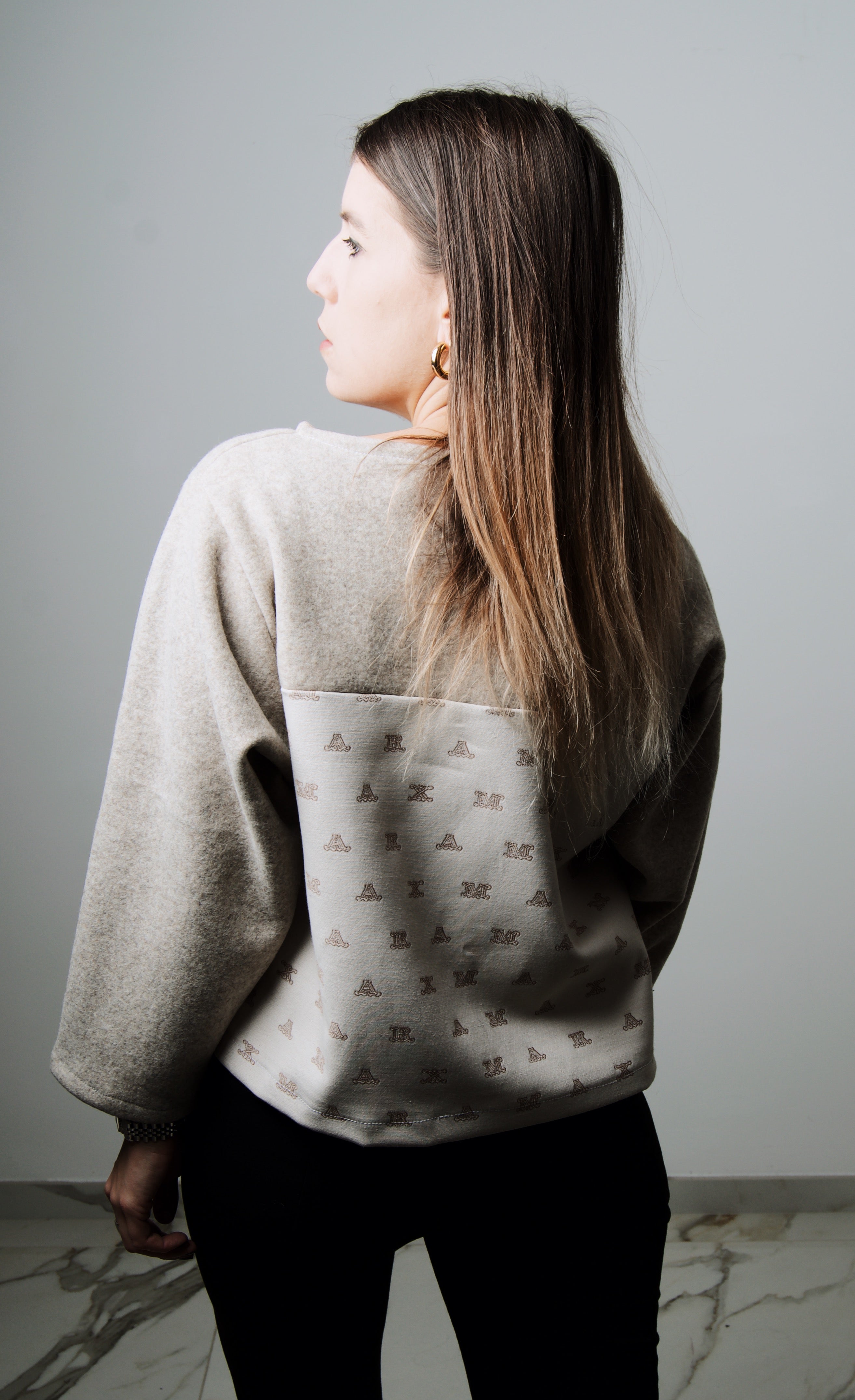 Felpa crop sartoriale in cotone e lana beige con iniziali - tessuto Max