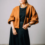 NATALINA - Giacca corta sartoriale in lana spessa, marrone.
