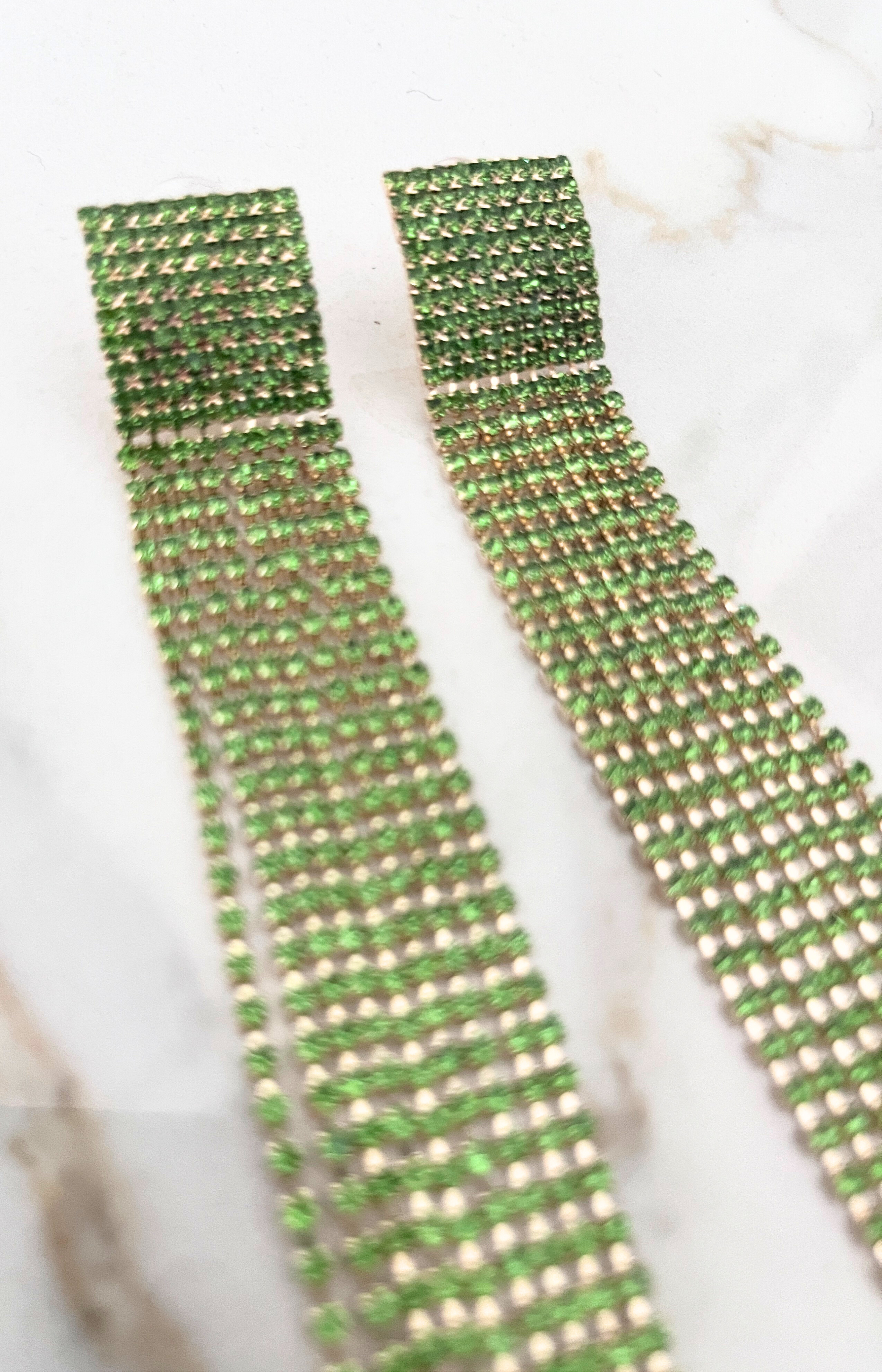 Orecchini pendenti con strass verdi