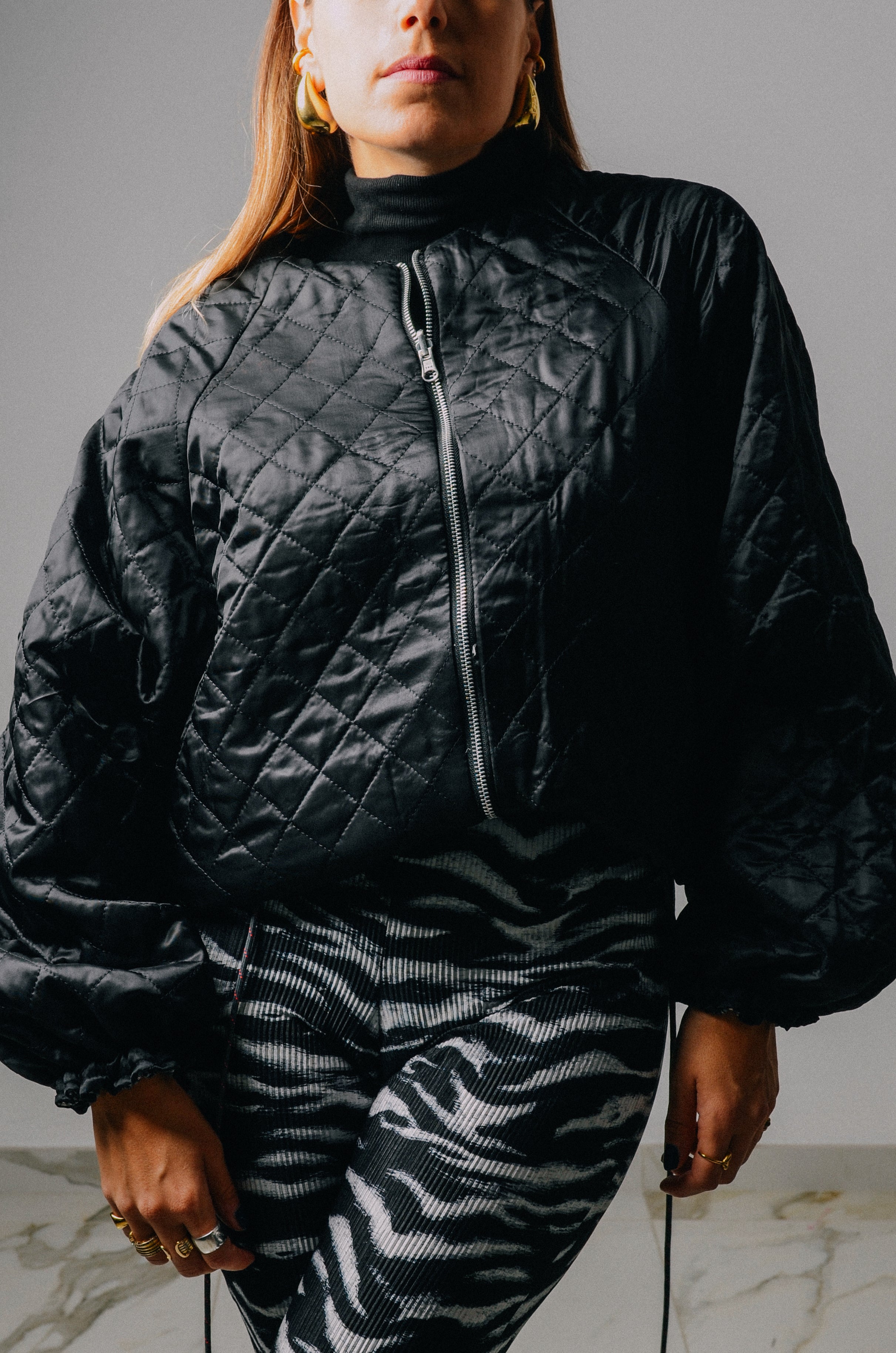 Bomber sartoriale nero con maniche a contrasto grigio e rosa