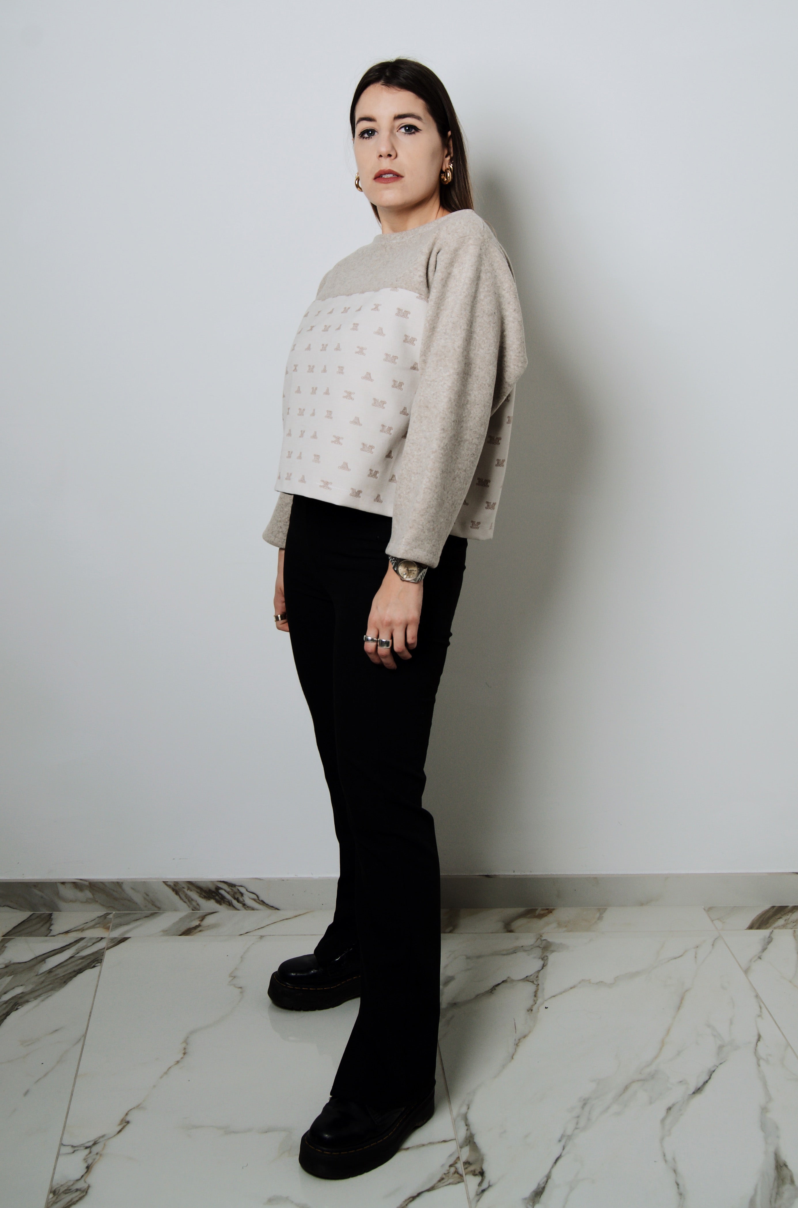 Felpa crop sartoriale in cotone e lana beige con iniziali - tessuto Max