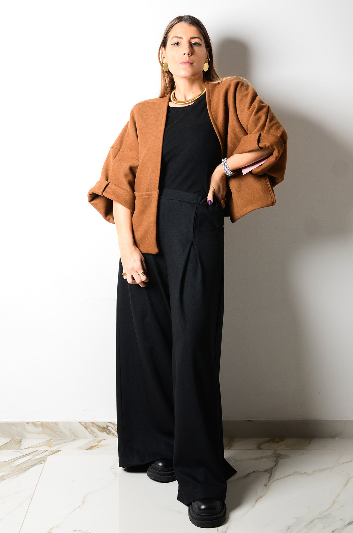 NATALINA - Giacca corta sartoriale in lana spessa, marrone.