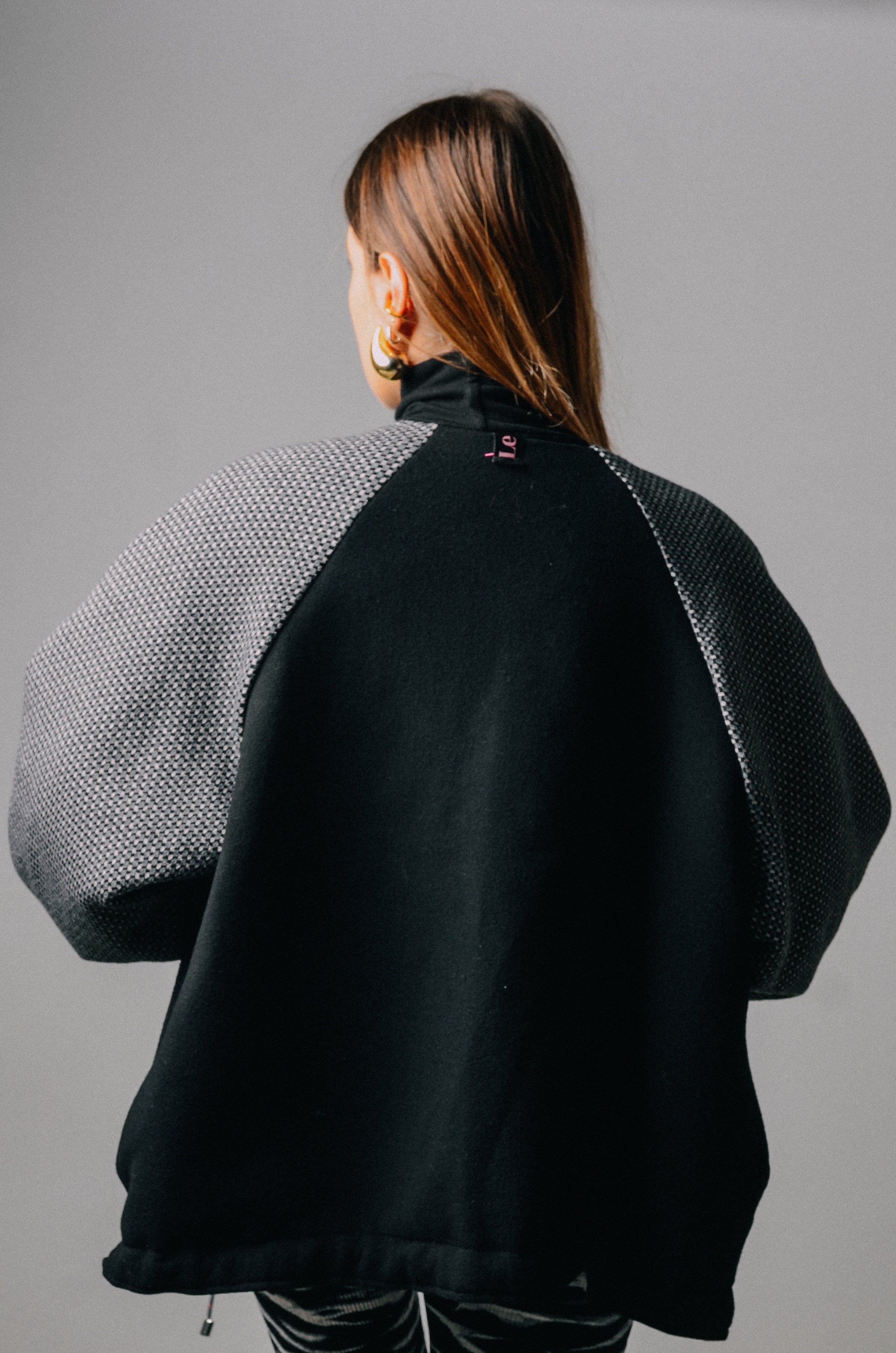 Bomber sartoriale nero con maniche a contrasto grigio e rosa