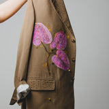 414 - Giacca in tencel e lino marrone Tg 52 con fiori rosa dipinti a mano e strass oro