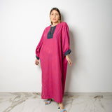 4 CAFTANO LORE - Caftano con scollo a V in cotone leggero rosa e viola con dettagli in denim