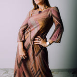 SOFT dress - Vestito con scollo a V/rotondo lungo con maniche a 3/4 fantasia in maglina elasticizzata in lurex dai colori caldi